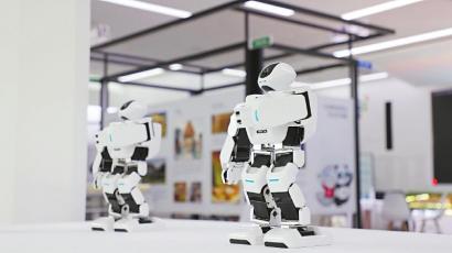 蓉寶 機(jī)器人 身懷絕技